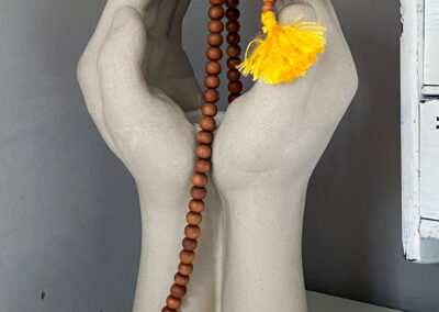 Mala, meditationshalsband och tillhörande armband i sandelträ. Halsband 345 kr. Armband 95 kr. Läs mer nedan.