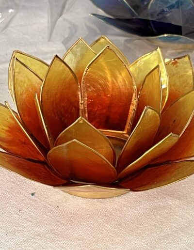 Ljuslykta i form av en lotusblomma