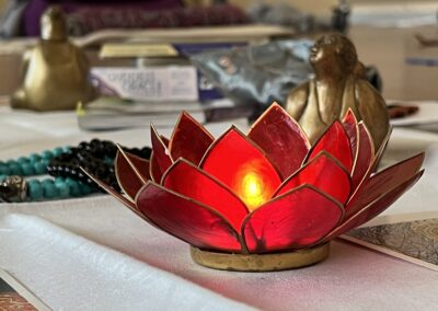 Ljuslykta i form av en lotusblomma, flera olika färger